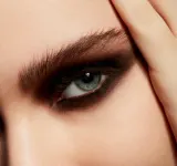 MAC Cosmetics Powder Kiss Soft Matte Eye Shadow - Тени для век оттенок Give a Glam, 1 g — фото 5