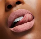 MAC Cosmetics Locked Kiss Ink 24HR Lipcolour - Долговременная матовая помадка в жидкой форме оттенок Mischief, 4 ml — фото 3