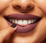 MAC Cosmetics Locked Kiss Ink 24HR Lipcolour - Долговременная матовая помадка в жидкой форме оттенок Opulence, 4 ml — фото 3