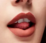 MAC Cosmetics Locked Kiss Ink 24HR Lipcolour - Долговременная матовая помадка в жидкой форме, 4 мл, оттенок Meticulous — фото 3