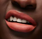 MAC Cosmetics Locked Kiss Ink 24HR Lipcolour - Долговременная матовая помадка в жидкой форме, 4 мл, оттенок Emphatic — фото 3
