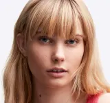 MAC Cosmetics Studio Radiance Face and Body Radiant Sheer Foundation - легкий тональный крем для лица и тела оттенок C1, 50 ml — фото 5