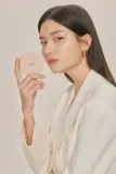thim Luminous Skin Cushion - Долговременная основа в губке для сияния и увлажнения оттенок 21 Light Beige, 15 g — фото 8