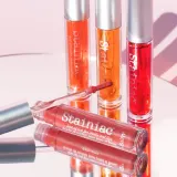 theBalm Stainiac Lip And Cheek Stain - Многофункциональный косметический продукт для макияжа губ и щек оттенок Homecoming Queen, 4 ml — фото 3
