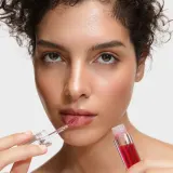 Inglot Juicy Lips Smoothing Lip Oil - Блеск для губ: олейк навильжающий до уст оттенок Wild Strawberry, 4 ml — фото 3