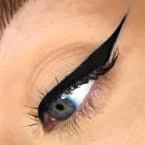 theBalm Schwing Liquid Eyeliner - Подводка для глаз в жидкой форме оттенок Black, 1 ml — фото 5