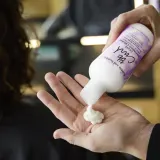 Bumble and bumble Bb. Curl Defining Creme - Укрепляющий крем для стайлинга волос, подчеркивающий волны, 250 ml — фото 5