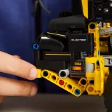 Конструктор LEGO Technic 42209 Колёсный погрузчик Volvo L120 Electric — фото 7