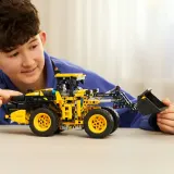 Конструктор LEGO Technic 42209 Колёсный погрузчик Volvo L120 Electric — фото 8