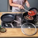 KitchenAid Сковорода из кованого закаленного алюминия 28см с крышкой CC005697-001 — фото 5