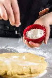 KitchenAid Набор из 4 мисок с крышками Universal 8,5х3,5см, красный ампир KQG177BXERE — фото 4