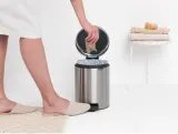 Brabantia Контейнер для мусора NewIcon 5л, полированная сталь 112621 — фото 4