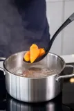 KitchenAid Классическая кухонная ложка с отверстиями серого цвета EAN 5057982102678 — фото 2