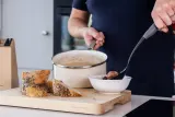 KitchenAid Классическая кухонная ложка с отверстиями серого цвета EAN 5057982102678 — фото 4