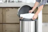 Brabantia Контейнер для мусора с плоской спинкой 40 л белый EAN 8710755485244 — фото 3