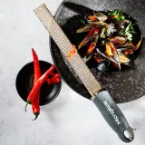 Терка Microplane After Dark Grey для цитрусовых, твердых сыров, имбиря, шоколада, мускатного ореха и трюфелей, с лезвиями из нержавеющей стали - Сделано в США — фото 6