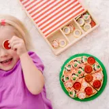 Spin Master 93611 20155221 — Игровой набор Melissa & Doug деревянная пицца с 36 аксессуарами Pizza Party — фото 3