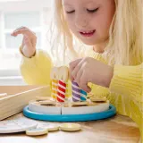 Spin Master 93611 20155234 — Игровой набор Melissa & Doug деревянный праздничный торт с 33 аксессуарами — фото 3