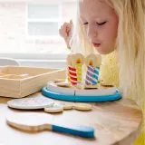 Spin Master 93611 20155234 — Игровой набор Melissa & Doug деревянный праздничный торт с 33 аксессуарами — фото 5