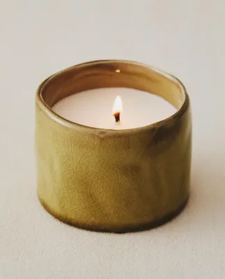 Zara Home Свеча ароматическая Floral Beyond 150 г, растительный воск, аромат цветочный, Розовый