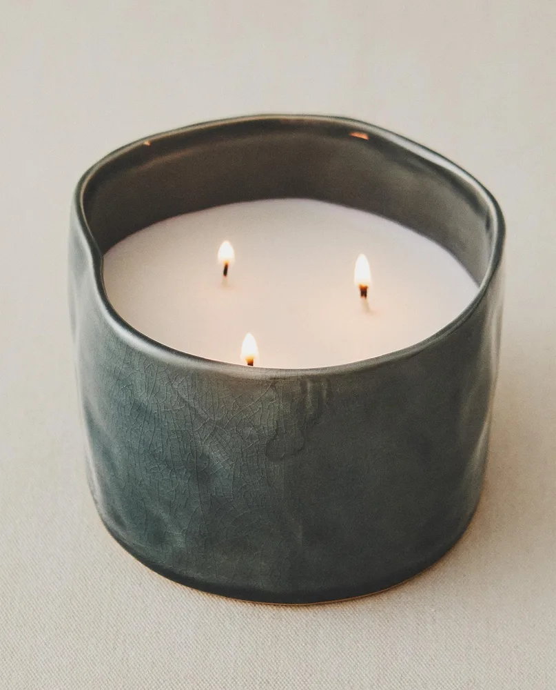 Zara Home Свеча ароматическая Vibrant Rose 150 г, растительный воск, аромат цветочный, Розовый