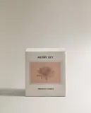 Zara Home Свеча ароматическая Musky Lily 180 г, растительный воск, аромат цветочный древесный, Розовый — фото 3