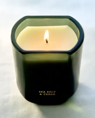 Zara Home Свеча ароматическая Sea Salt & Cedar 220 г, растительный воск, аромат древесный, Коричневый