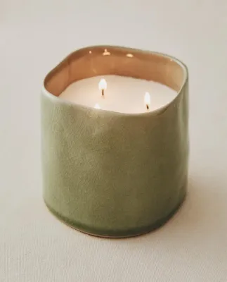 Zara Home Свеча ароматическая Musky Petals 430 г, растительный воск, аромат цветочный древесный, Розовый