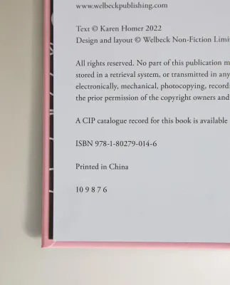 The Little Book of Valentino. Иллюстрированная книга о модном доме Valentino (на английском языке)