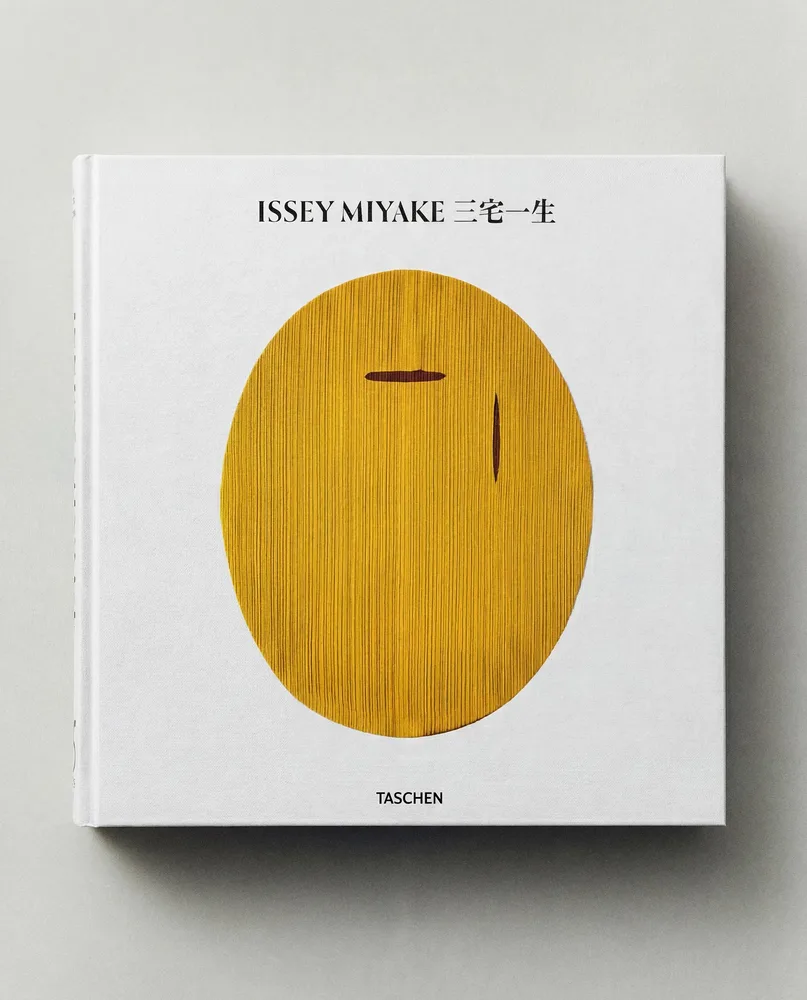 Issey Miyake. Монография о японском дизайнере (издание Taschen, на английском языке)
