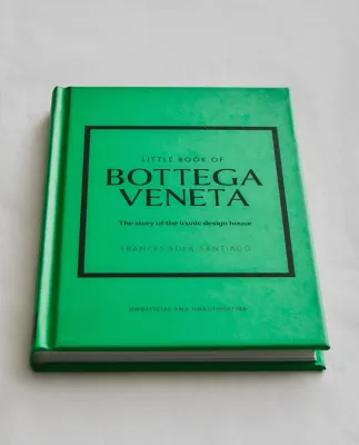 The Little Book of Bottega Veneta. Иллюстрированная книга о модном доме Bottega Veneta (на английском языке)