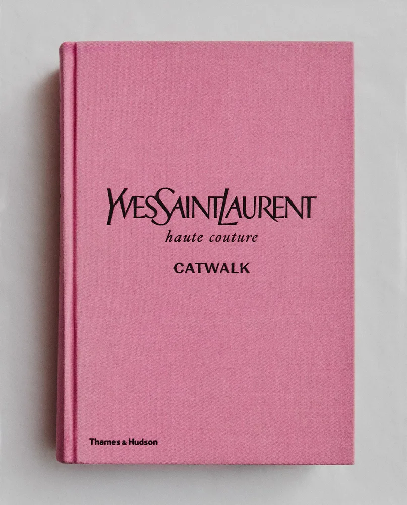 Yves Saint Laurent Catwalk. Полная коллекция подиумных образов (на английском языке)