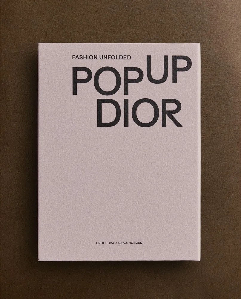 Fashion Unfolded: Dior. Книга-раскладка pop-up (на английском языке)