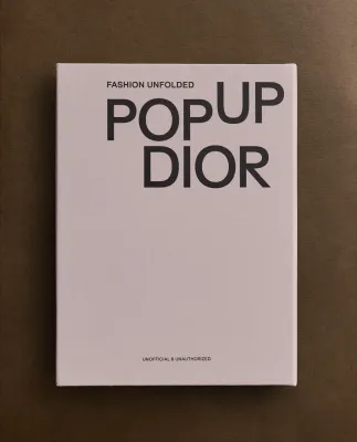 Fashion Unfolded: Dior. Книга-раскладка pop-up (на английском языке)
