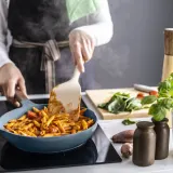 IKEA KLIPPFISK (ИКЕА КЛИППФИСК) — Сковорода с антипригарным покрытием/дерево, тёмный серо-синий, 24 см — фото 2