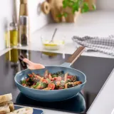 IKEA KLIPPFISK (ИКЕА КЛИППФИСК) — Сковорода с антипригарным покрытием/дерево, тёмный серо-синий, 24 см — фото 3
