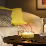 IKEA LOTSFÅGEL (ИКЕА ЛОТСФОГЕЛ) — Ароматическая свеча в стекле, 3 фитиля, цитрусовые цветы светло-жёлтая 25 ч — фото 2