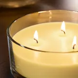 IKEA LOTSFÅGEL (ИКЕА ЛОТСФОГЕЛ) — Ароматическая свеча в стекле, 3 фитиля, цитрусовые цветы светло-жёлтая 25 ч — фото 5