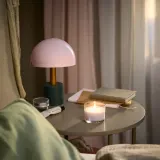 IKEA LOTSFÅGEL (ИКЕА ЛОТСФОГЕЛ) — Ароматическая свеча в стекле, розовые цветы бледно-розовая 20 ч — фото 2