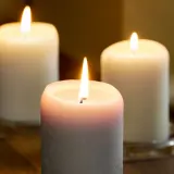 IKEA LOTSFÅGEL (ИКЕА ЛОТСФОГЕЛ) — Свеча ароматическая блочная, ваниль бежевый 30 ч — фото 4