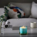 IKEA DVÄRGHÖK (ИКЕА ДВЭРГХЁК) — Ароматическая свеча в стакане с крышкой, Фиговый лист синий/светло-желтый 50 ч — фото 3