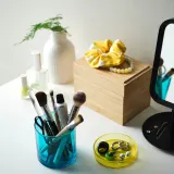 IKEA DVÄRGHÖK (ИКЕА ДВЭРГХЁК) — Ароматическая свеча в стакане с крышкой, Фиговый лист синий/светло-желтый 50 ч — фото 6