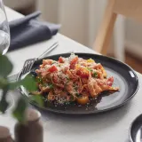 IKEA GLADELIG (ИКЕА ГЛАДЕЛИГ) — Тарелка, тёмно-серая 25 см — фото 2