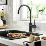 IKEA SALLSJÖN (ИКЕА САЛЛШЁН) — Смеситель кухонный с боковой рукояткой, чёрный — фото 2