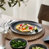 IKEA FÄRGKLAR (ИКЕА ФЭРГКЛАР) — Тарелка, матовая тёмно-серая 26 см — фото 2