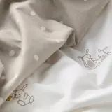IKEA LEN (ИКЕА ЛЕН) — Детская простыня, белая/бежевая в горошек с зайчиками 60x120 см — фото 2