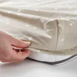 IKEA LEN (ИКЕА ЛЕН) — Детская простыня, белая/бежевая в горошек с зайчиками 60x120 см — фото 3