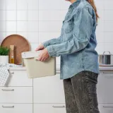 IKEA TRÖSKNING (ИКЕА ТРЁСКНИНГ) — Контейнер для мусора с крышкой, светло-бежевый 12 л — фото 2
