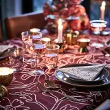 IKEA HÖSTAGILLE (ИКЕА ХЁСТАГИЛЛЕ) — Скатерть, красный белый/цветочный узор 145х240 см — фото 1