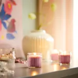 IKEA HÖKGÖK (ИКЕА ХЁКГЁК) — Свеча ароматическая в стекле, красные лесные ягоды светло-розовый 12 ч — фото 2